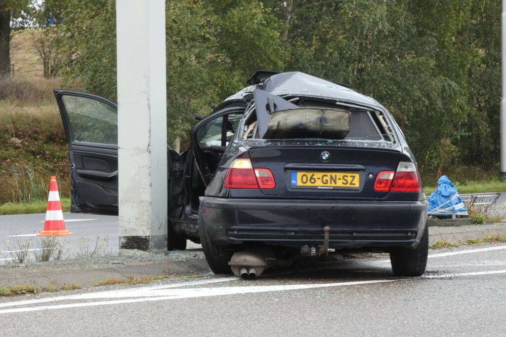 Auto flink in de kreukels na botsing tegen paal