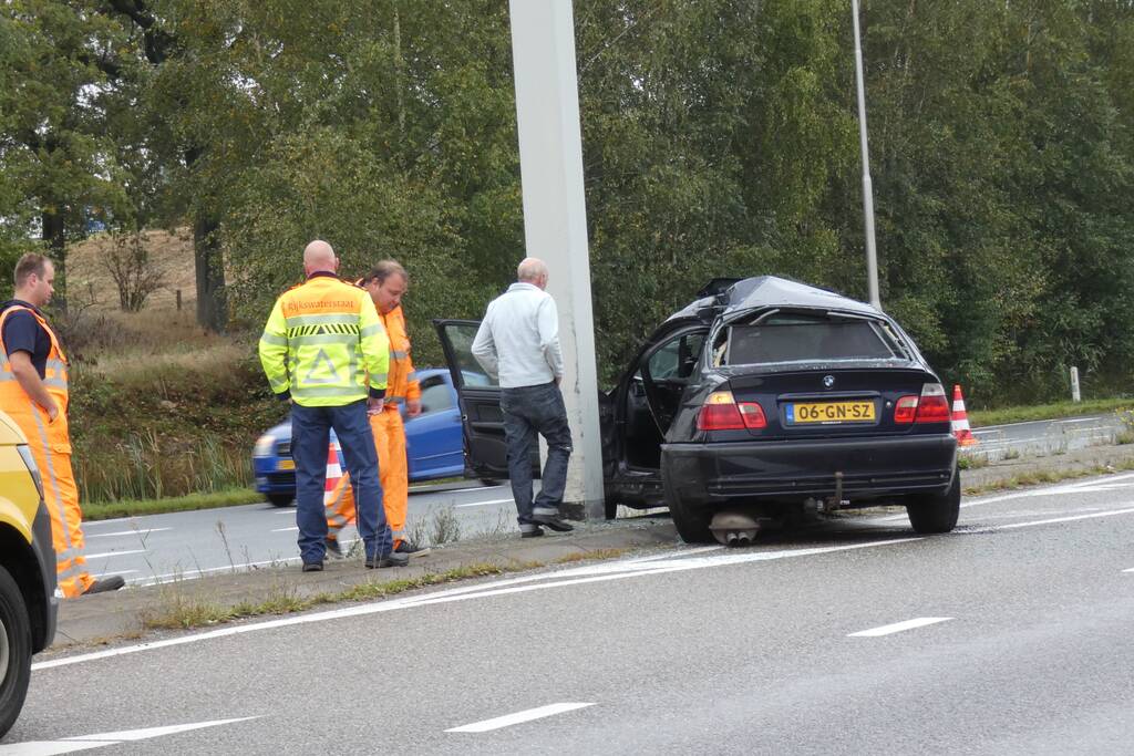 Auto flink in de kreukels na botsing tegen paal