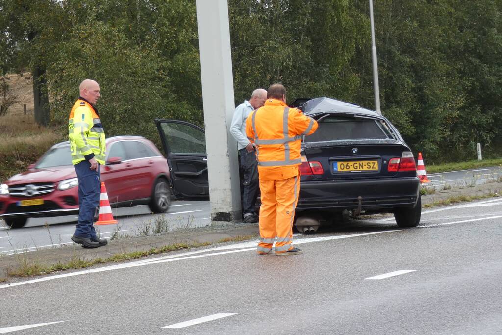Auto flink in de kreukels na botsing tegen paal