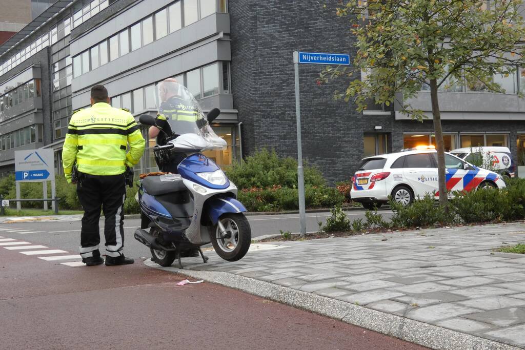 Scooterrijder ernstig gewond bij aanrijding met personenwagen