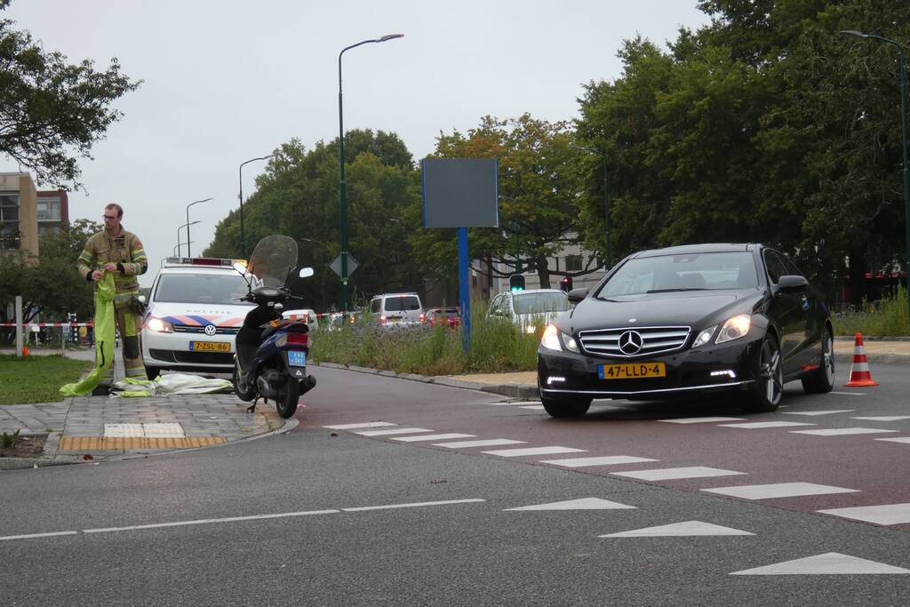 Scooterrijder ernstig gewond bij aanrijding met personenwagen