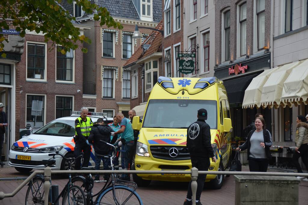 Persoon door omstanders uit het water gehaald