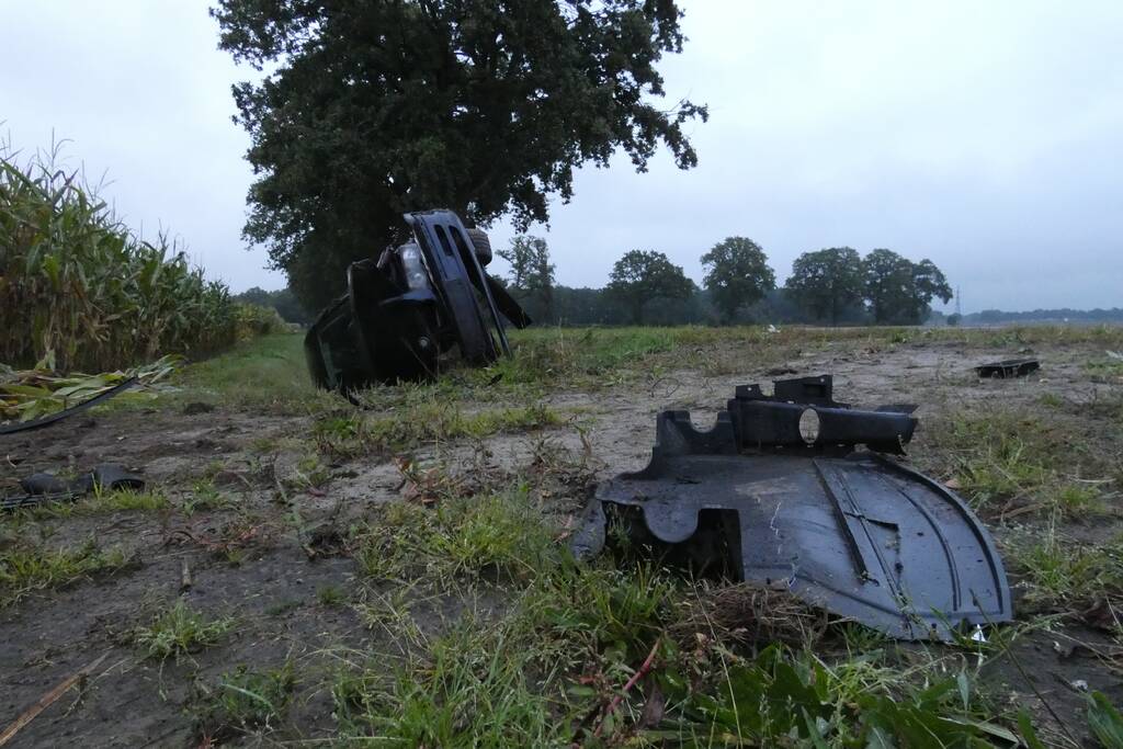 Auto belandt op zijn kant in de sloot