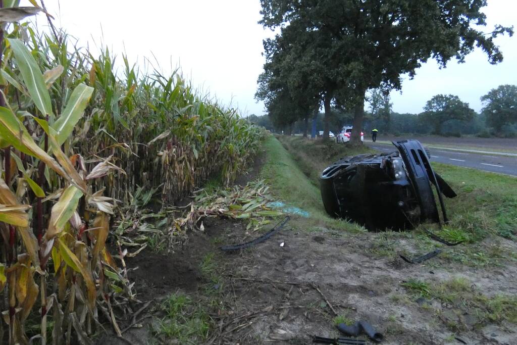 Auto belandt op zijn kant in de sloot