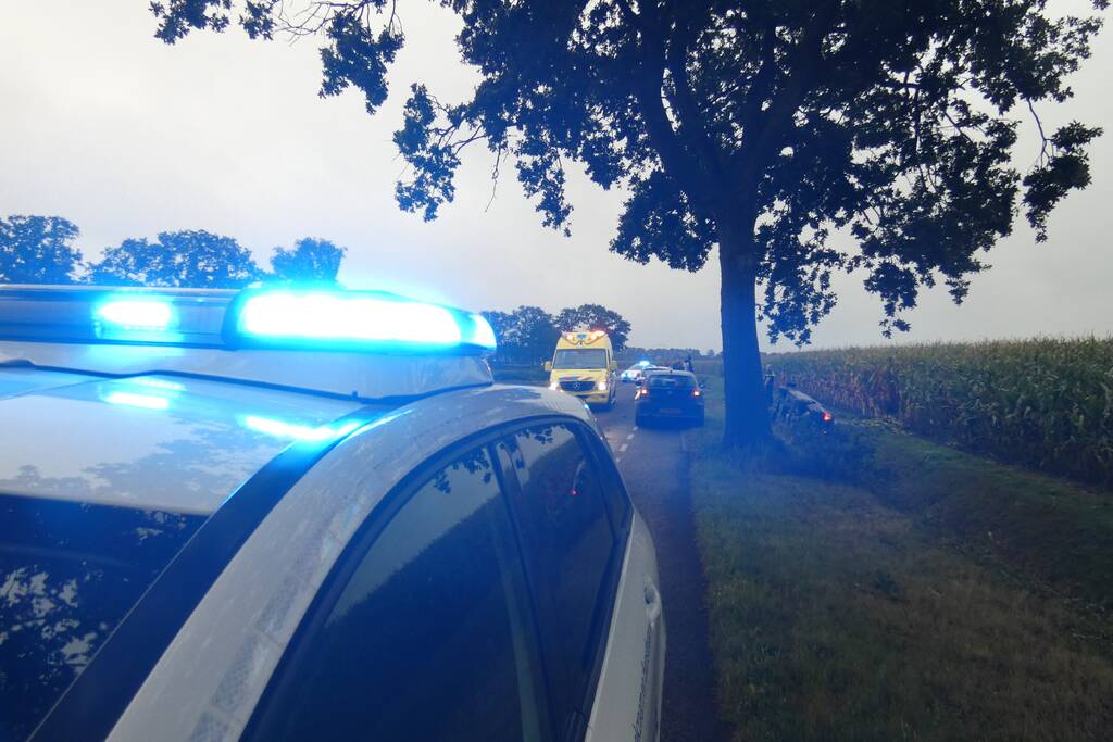 Auto belandt op zijn kant in de sloot