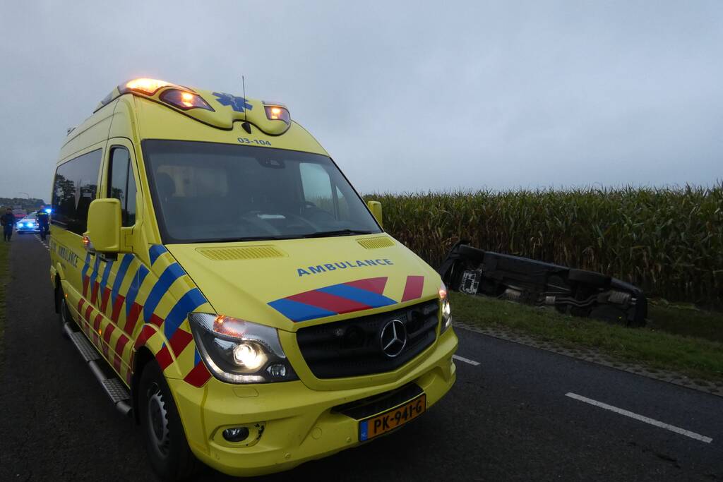 Auto belandt op zijn kant in de sloot