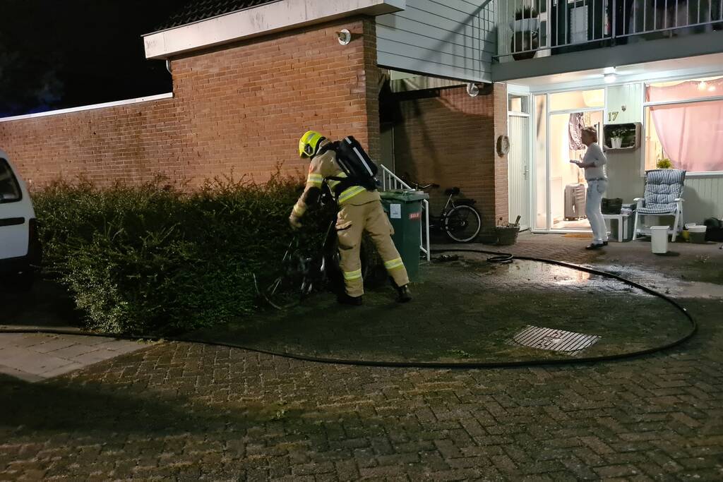 Fiets in brand bij woning