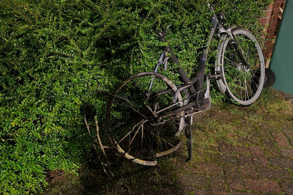 Fiets in brand bij woning