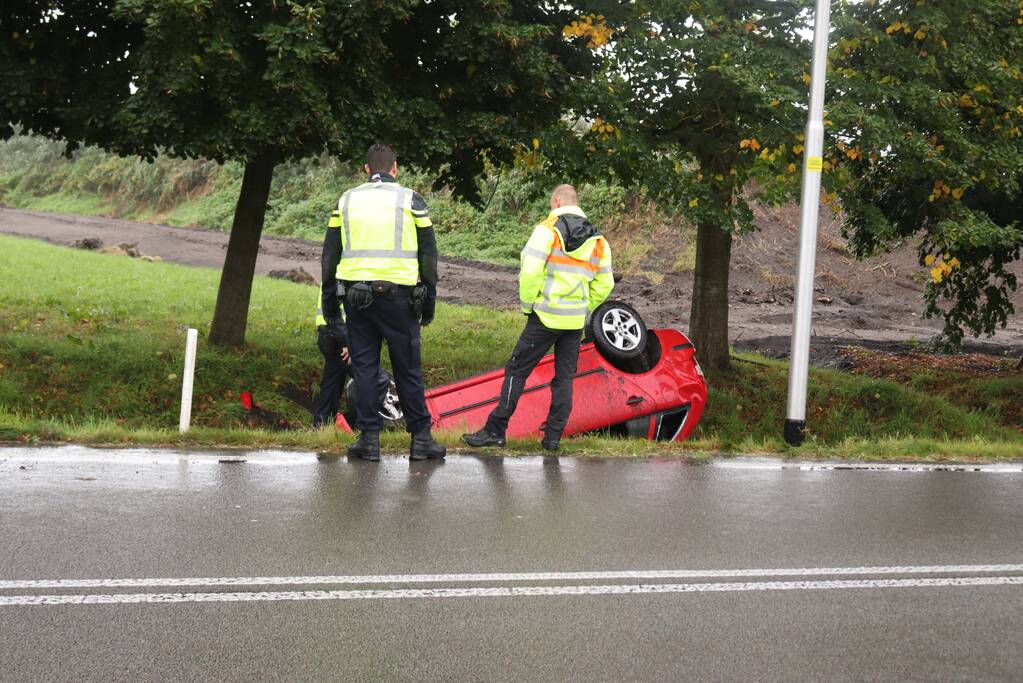 Auto slaat over de kop en belandt in sloot