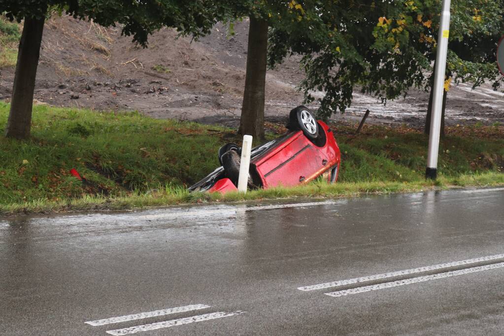 Auto slaat over de kop en belandt in sloot