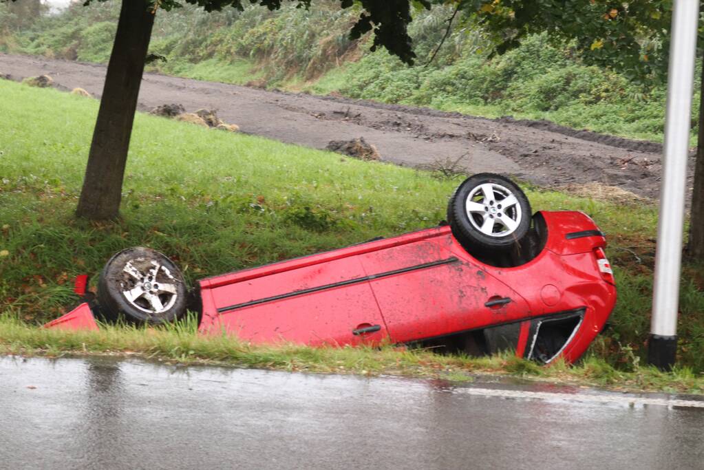 Auto slaat over de kop en belandt in sloot