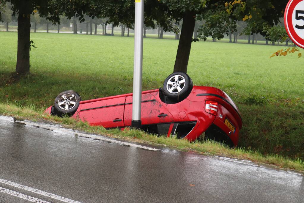 Auto slaat over de kop en belandt in sloot