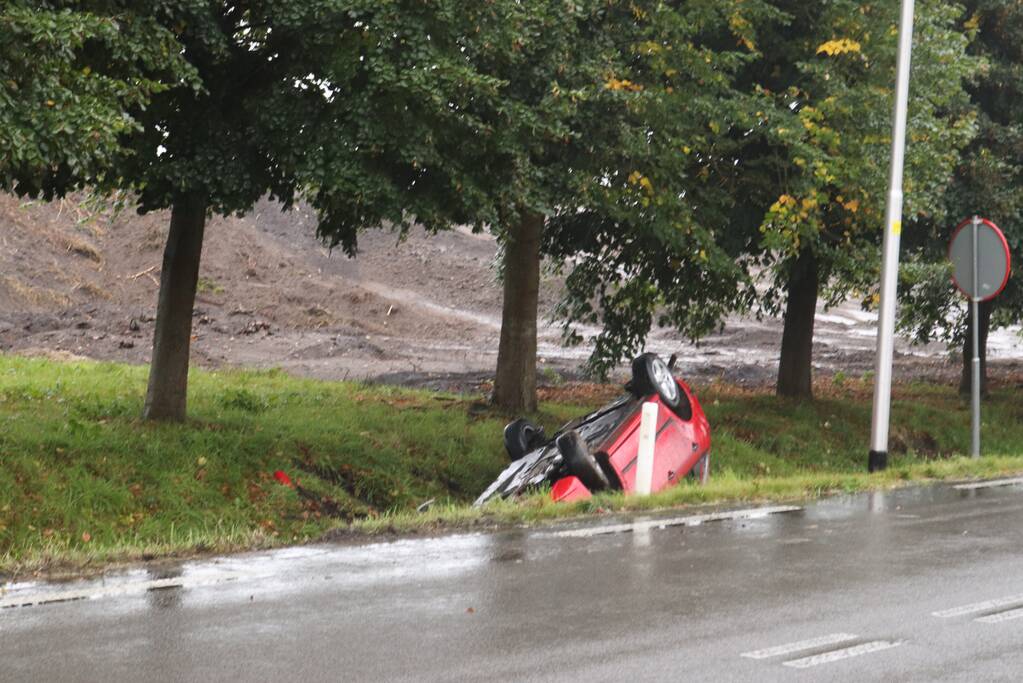 Auto slaat over de kop en belandt in sloot