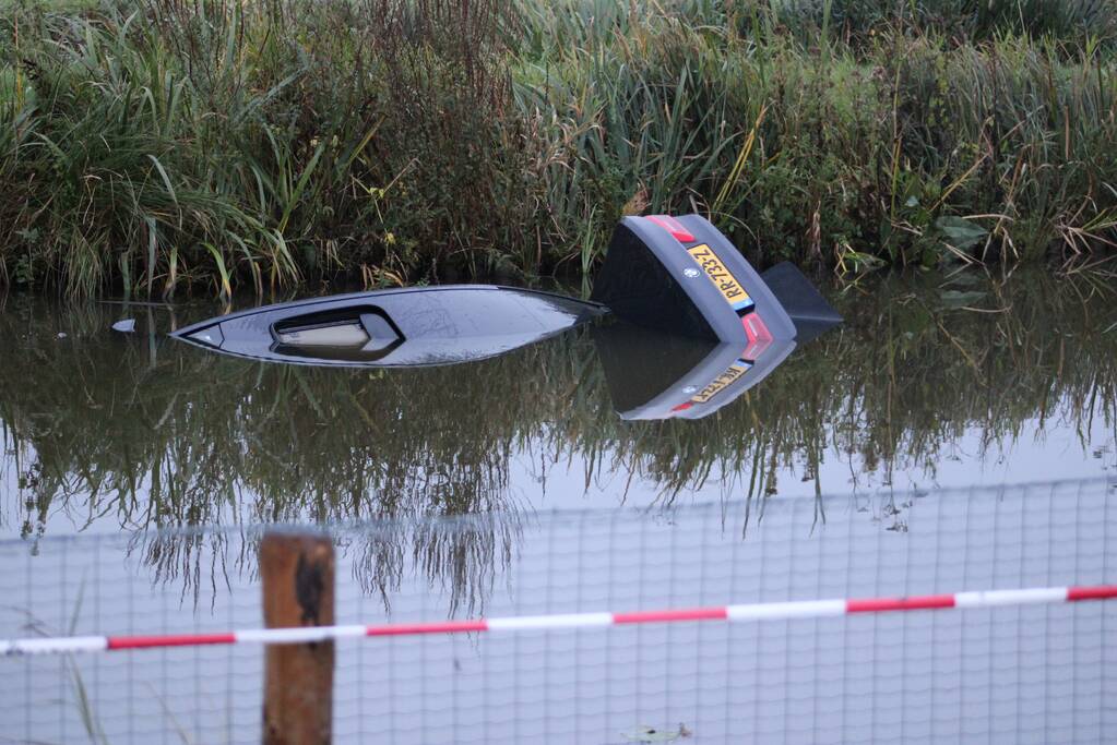 Auto gaat kopje onder, bestuurder blijft ongedeerd