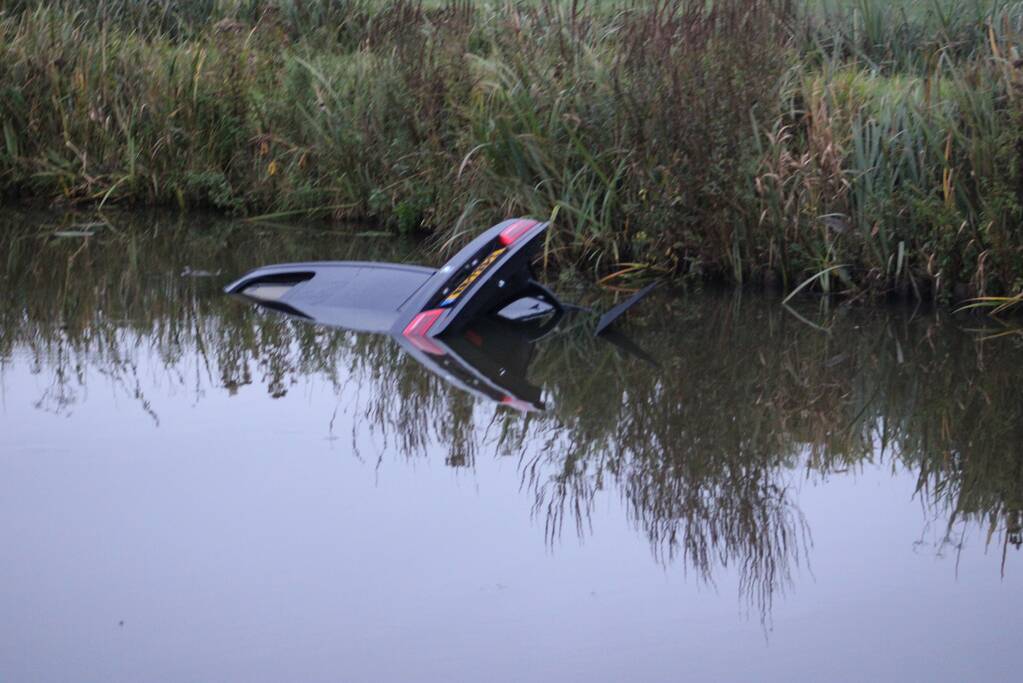 Auto gaat kopje onder, bestuurder blijft ongedeerd