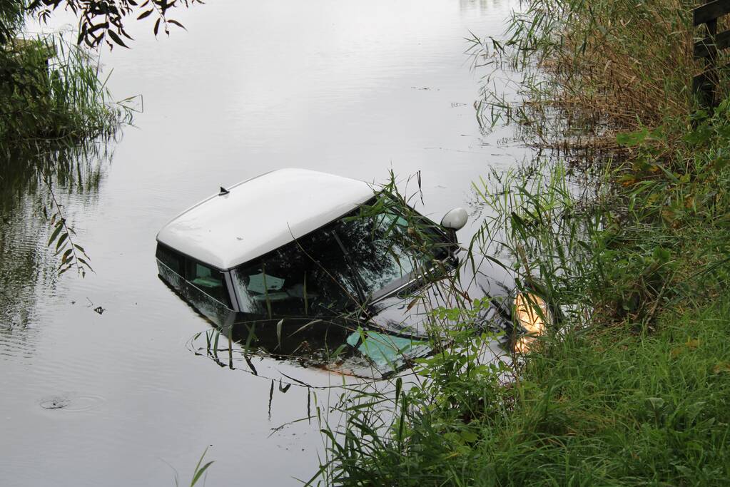 Auto te water geraakt