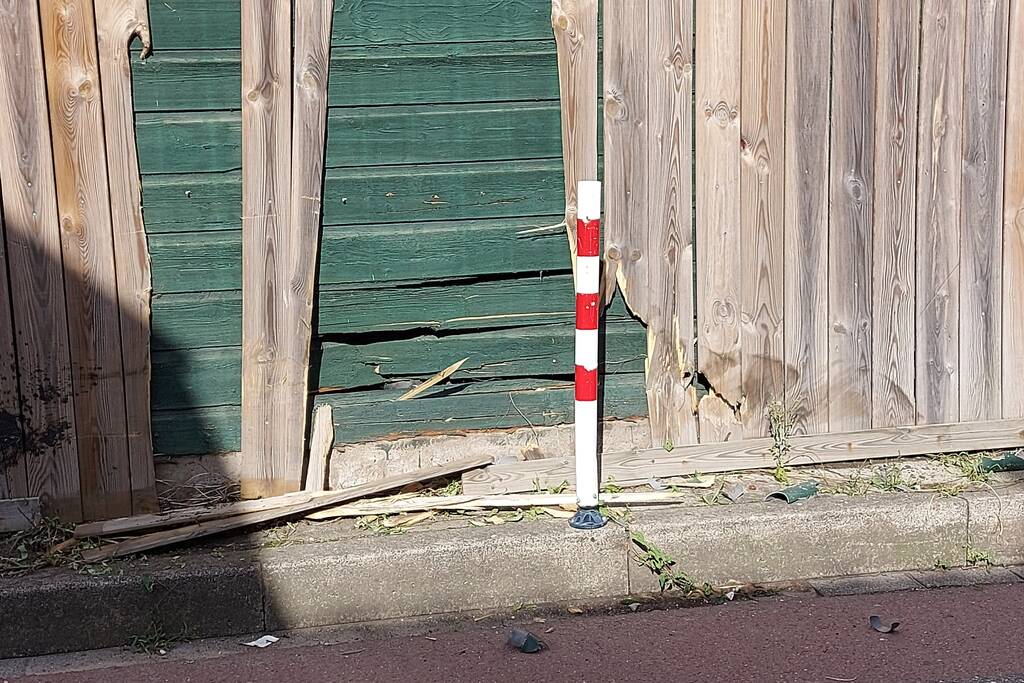 Auto crasht op schuur