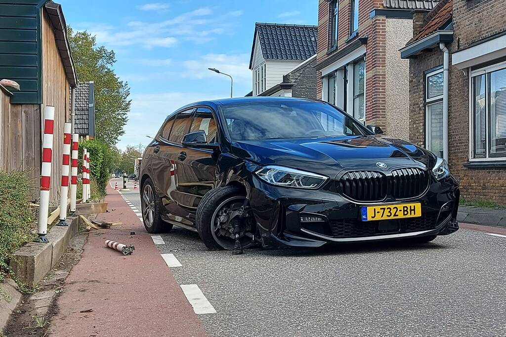 Auto crasht op schuur