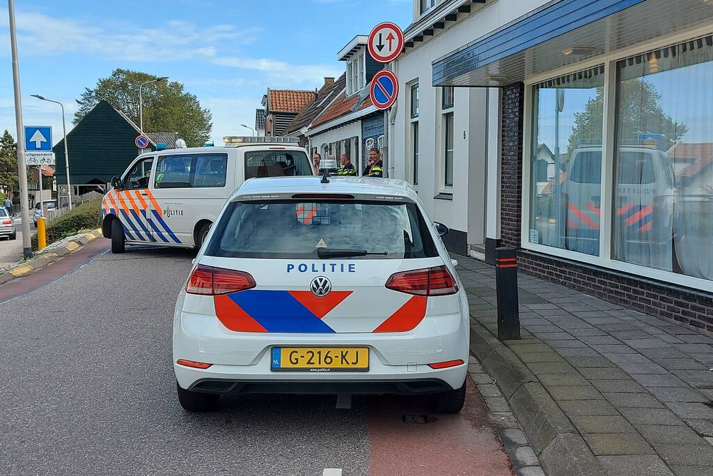 Auto crasht op schuur
