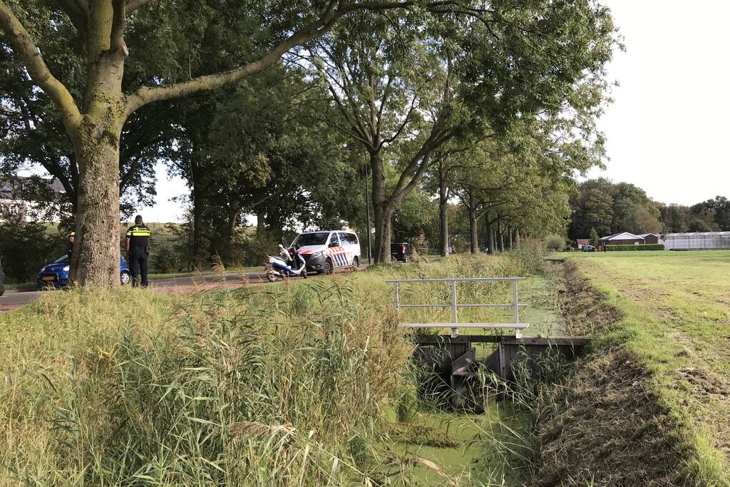 Scooterrijder gaat hard onderuit en raakt gewond