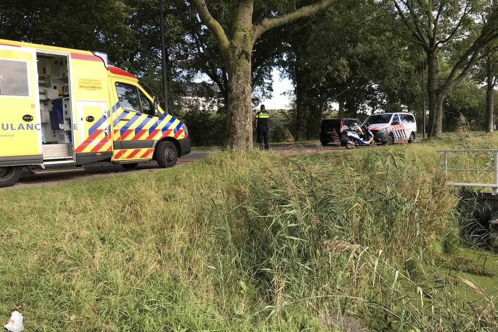 Scooterrijder gaat hard onderuit en raakt gewond