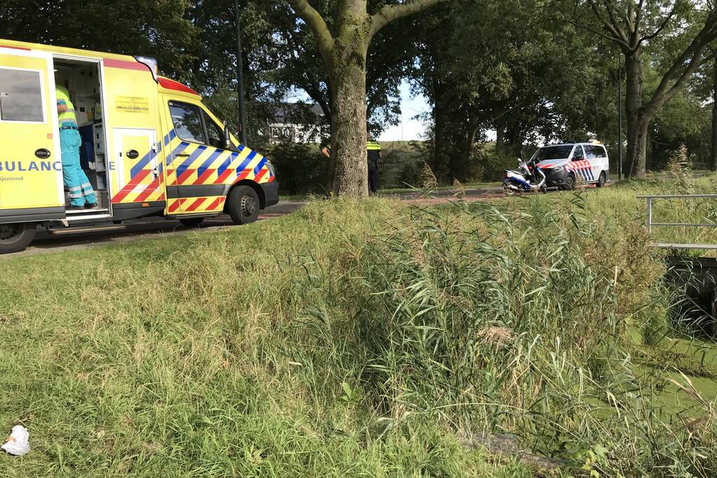 Scooterrijder gaat hard onderuit en raakt gewond