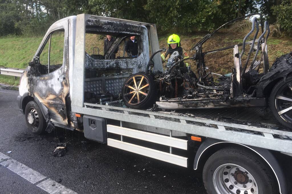 Oprijwagen met kleine auto gaat in vlammen op