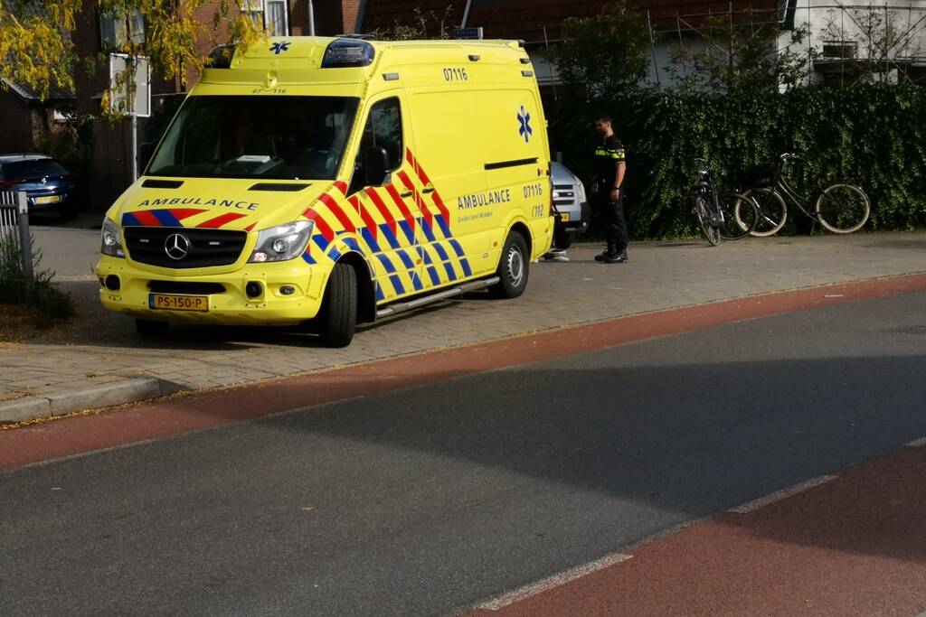 Appende fietsster knalt hard tegen auto