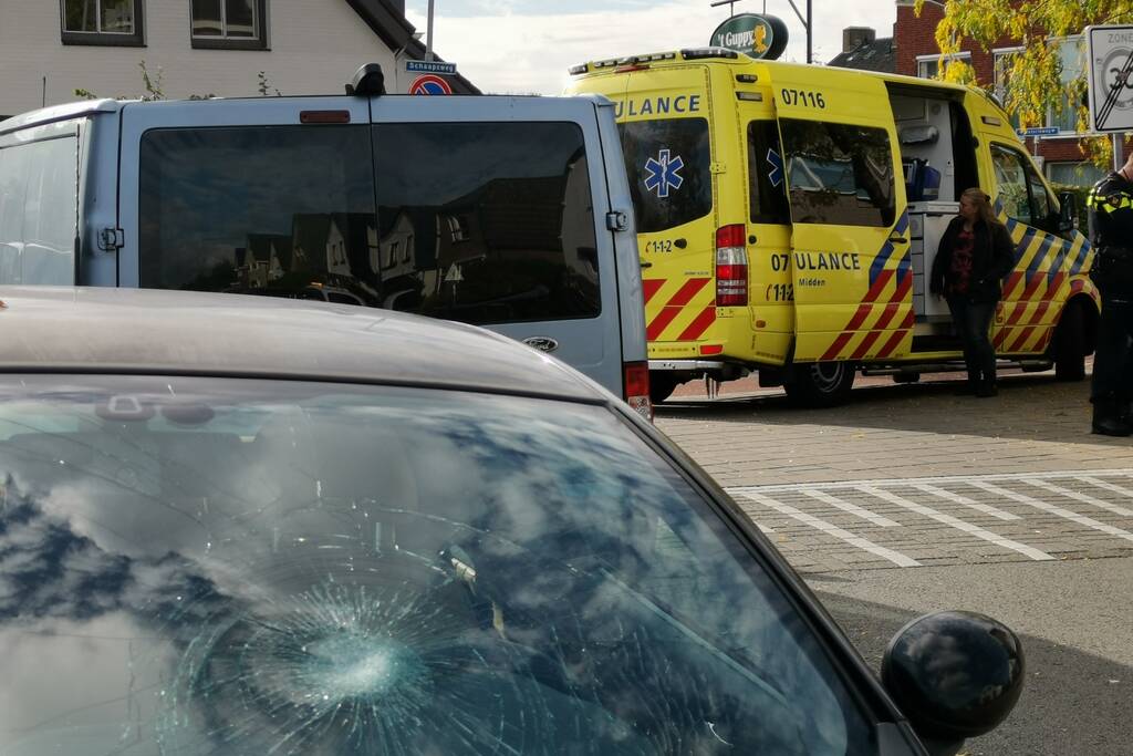 Appende fietsster knalt hard tegen auto