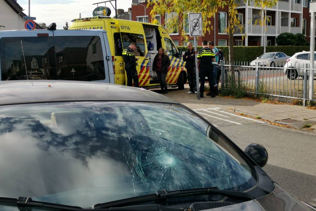 Appende fietsster knalt hard tegen auto