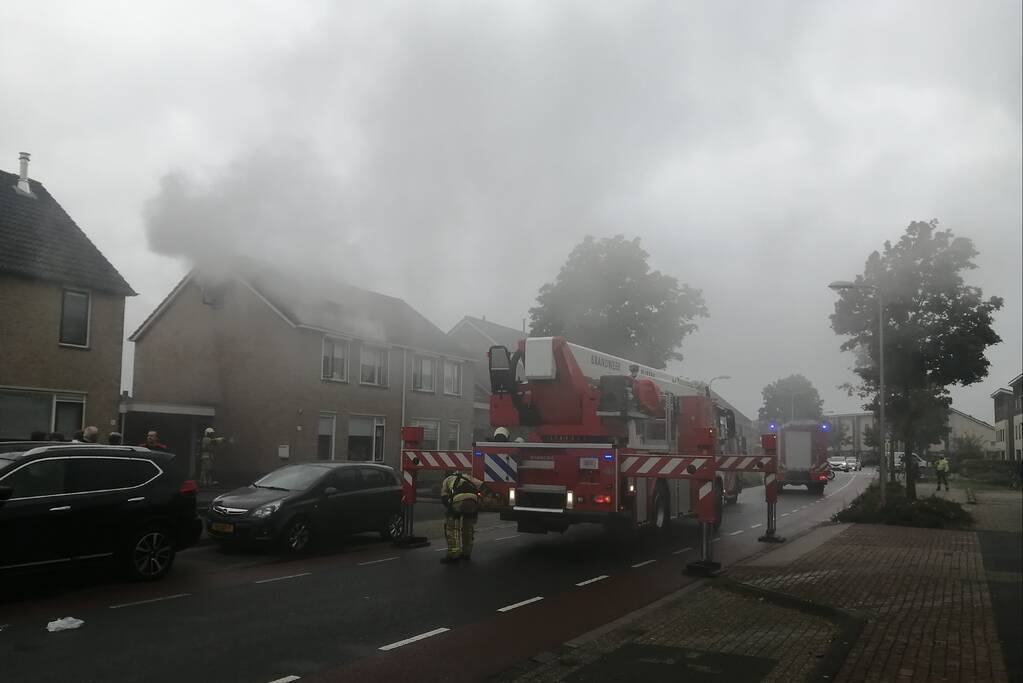 Veel rook bij brand op zolder van woning