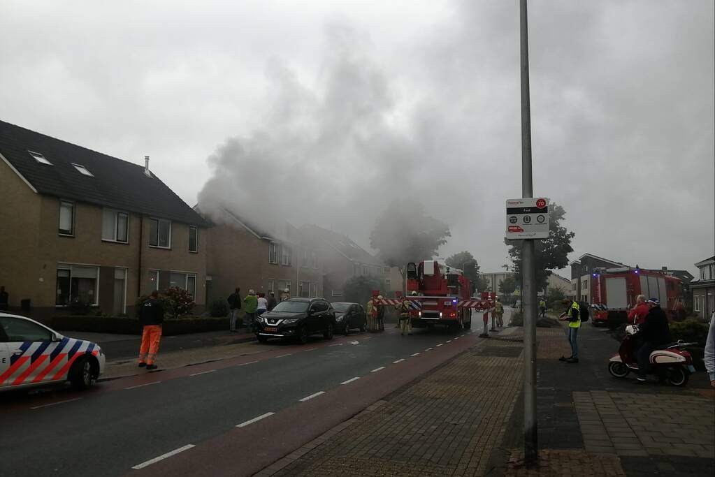 Veel rook bij brand op zolder van woning
