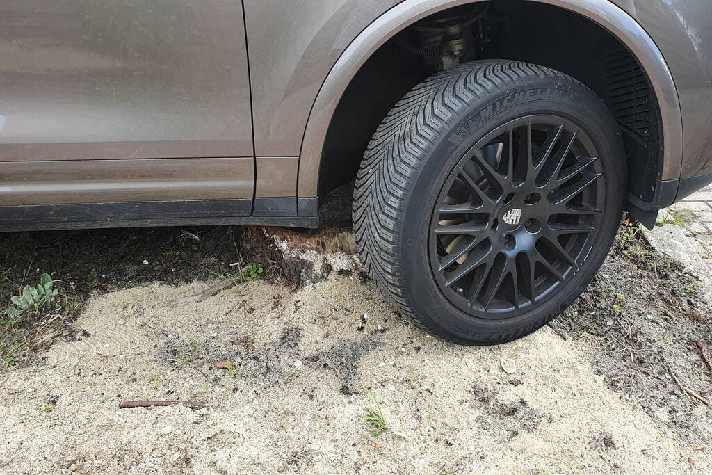 Bestuurder Porsche Cayenne geeft te hard gas en belandt op boomstronk