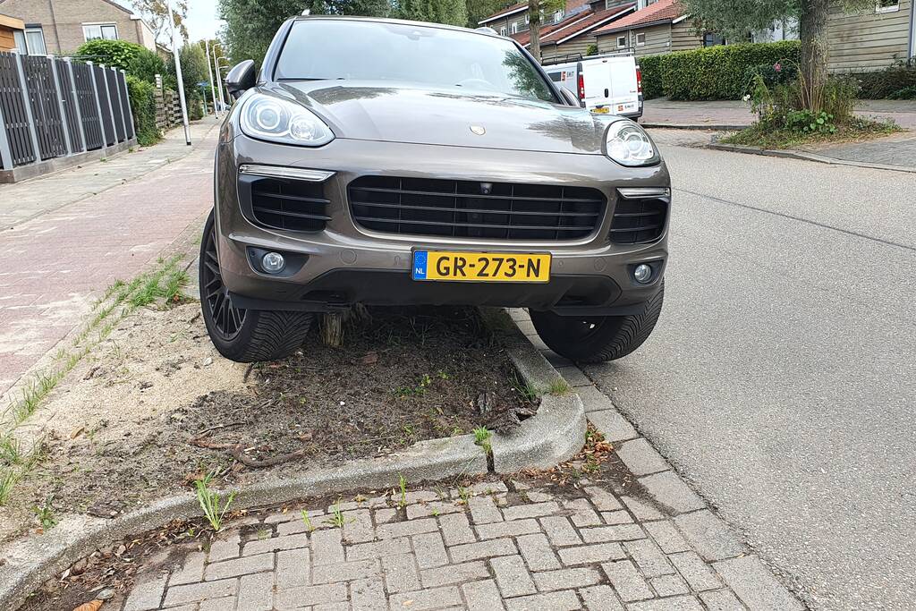 Bestuurder Porsche Cayenne geeft te hard gas en belandt op boomstronk