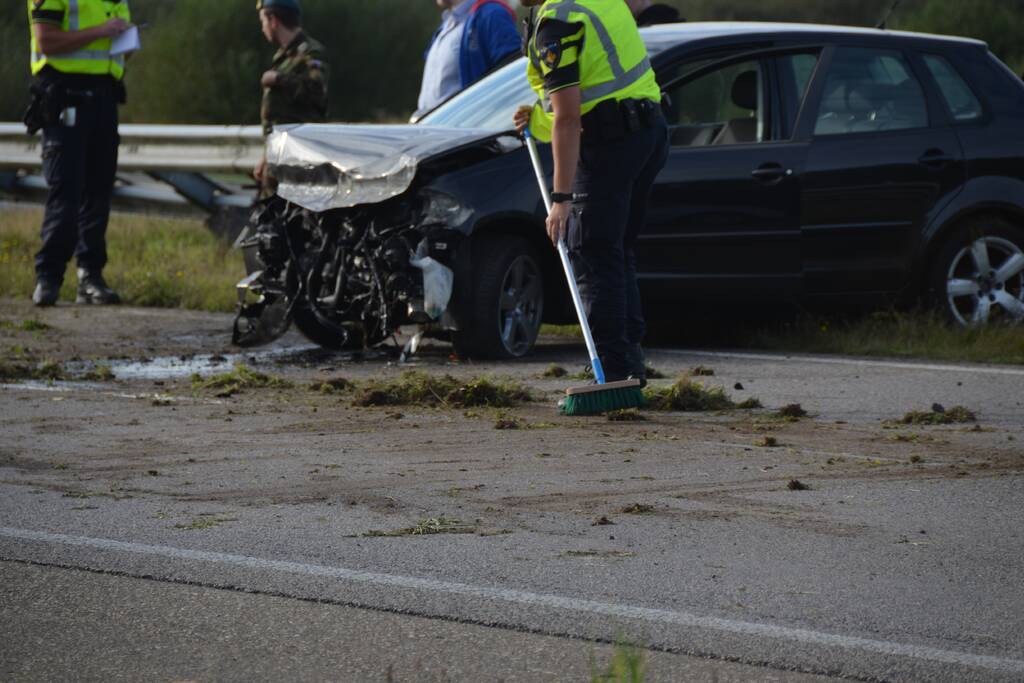 Auto crasht tegen de vangrail op de N355