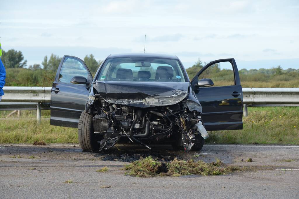 Auto crasht tegen de vangrail op de N355
