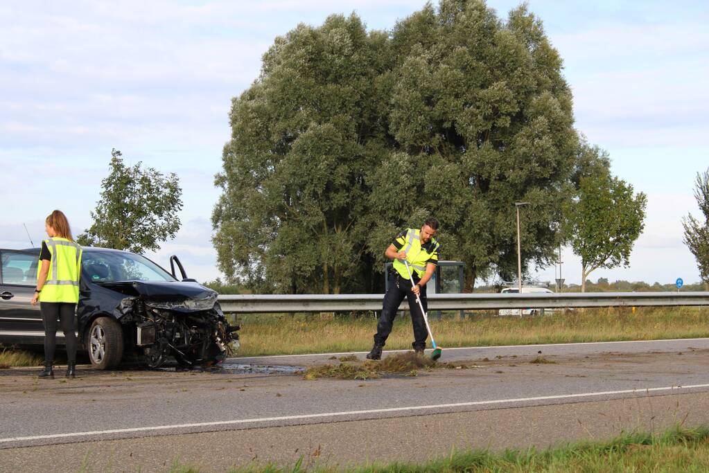 Auto crasht tegen de vangrail op de N355