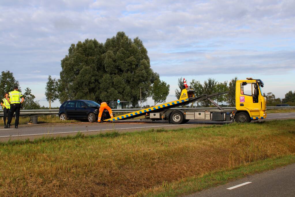Auto crasht tegen de vangrail op de N355