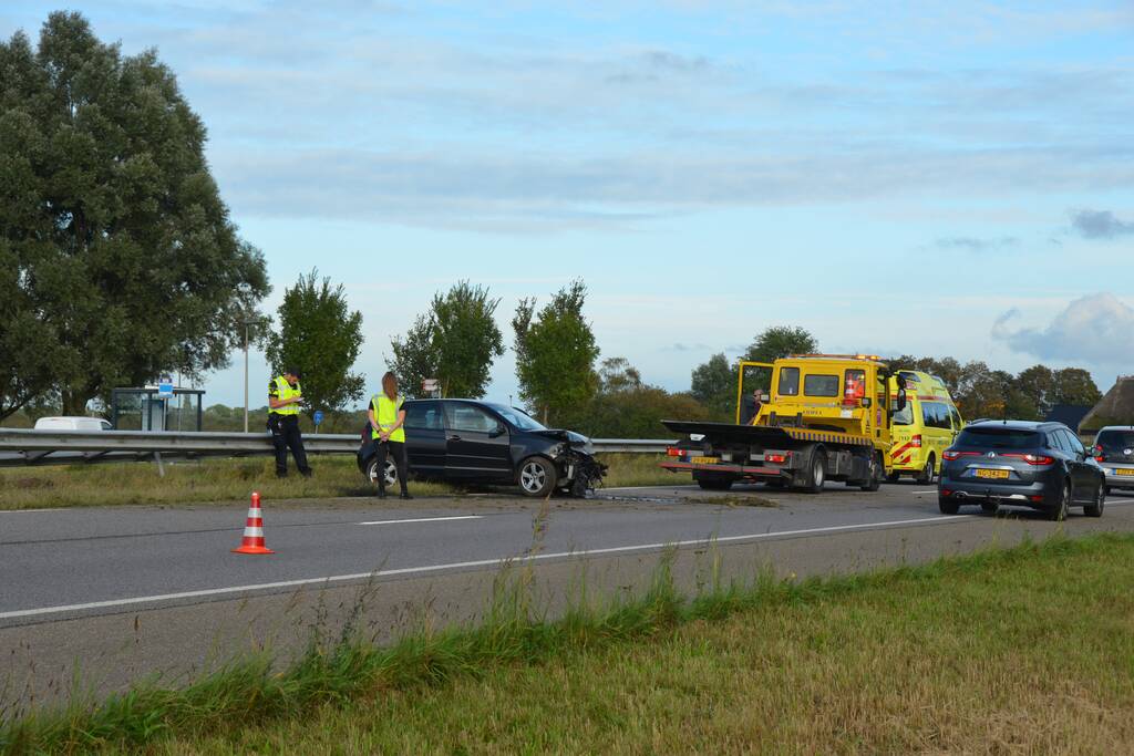 Auto crasht tegen de vangrail op de N355