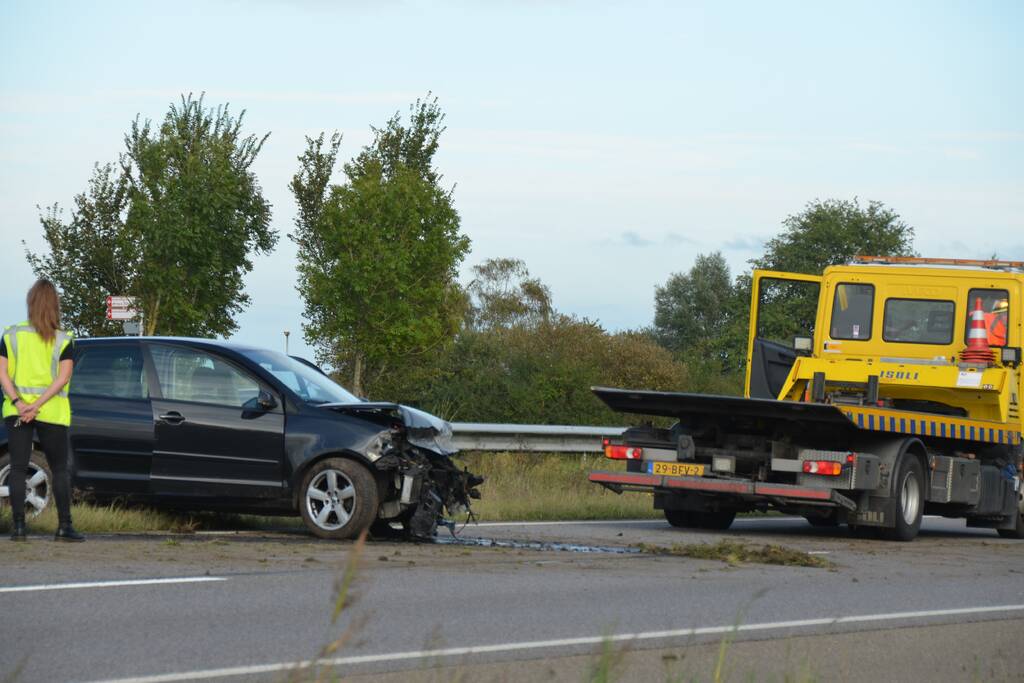 Auto crasht tegen de vangrail op de N355
