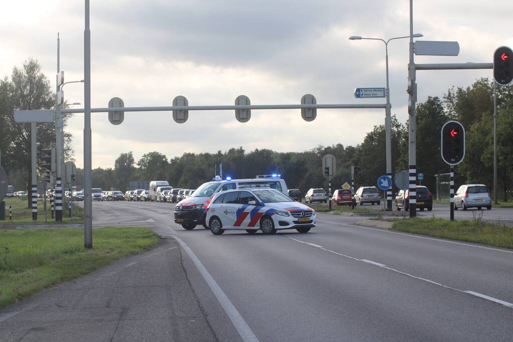 Auto crasht tegen de vangrail op de N355