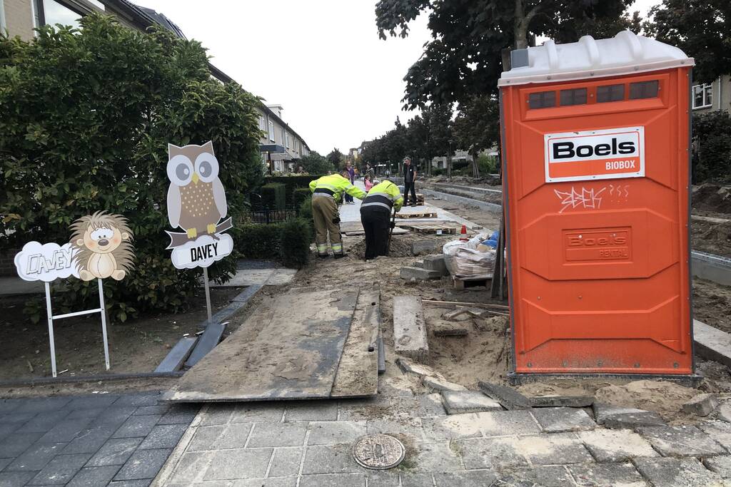 Onderzoek naar gaslucht in opengebroken straat
