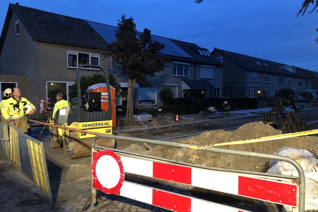 Onderzoek naar gaslucht in opengebroken straat