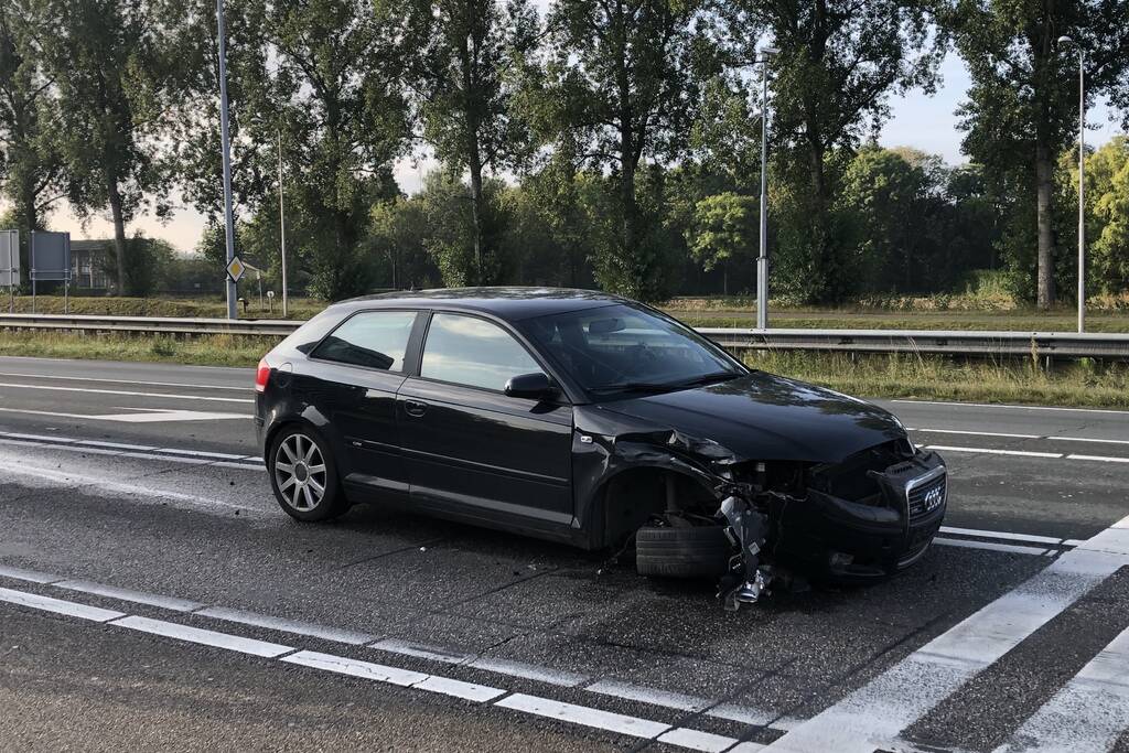 Auto in de kreukels na wissel van rijstrook