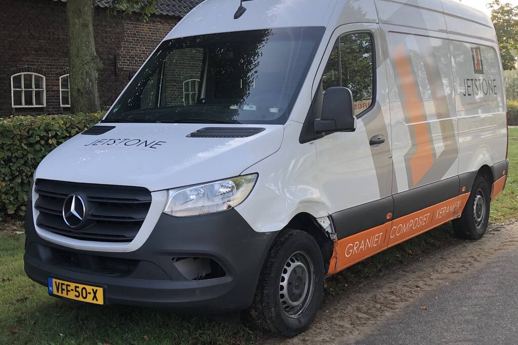 Auto in de kreukels na wissel van rijstrook