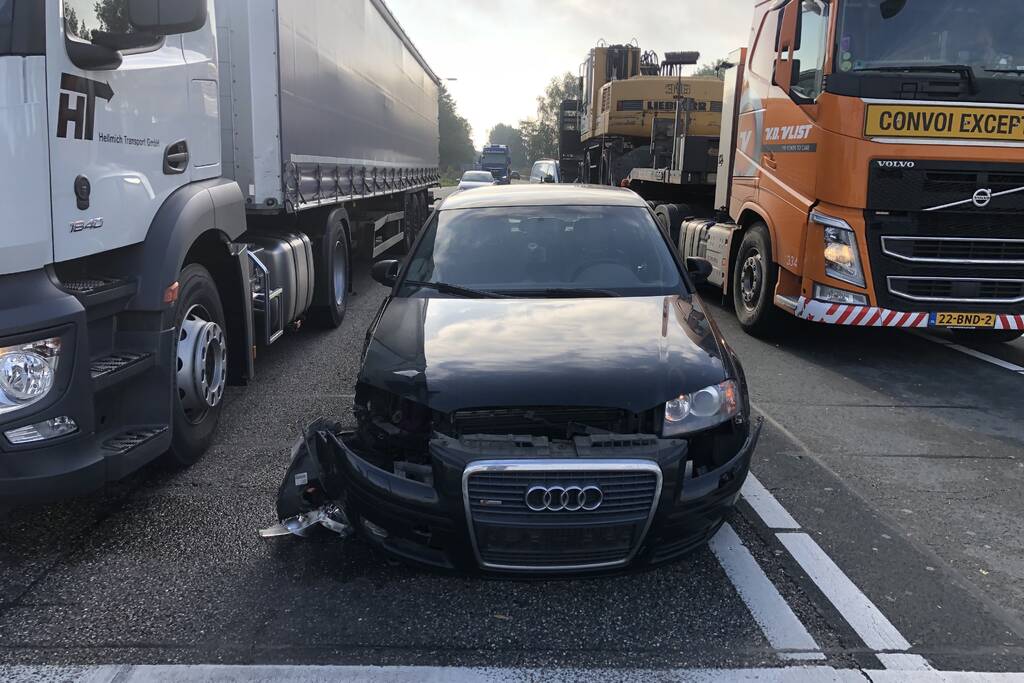 Auto in de kreukels na wissel van rijstrook