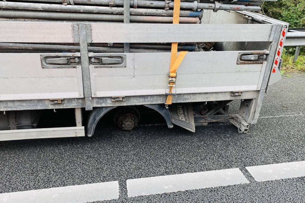 Bestelbus verliest twee wielen tijdens het rijden