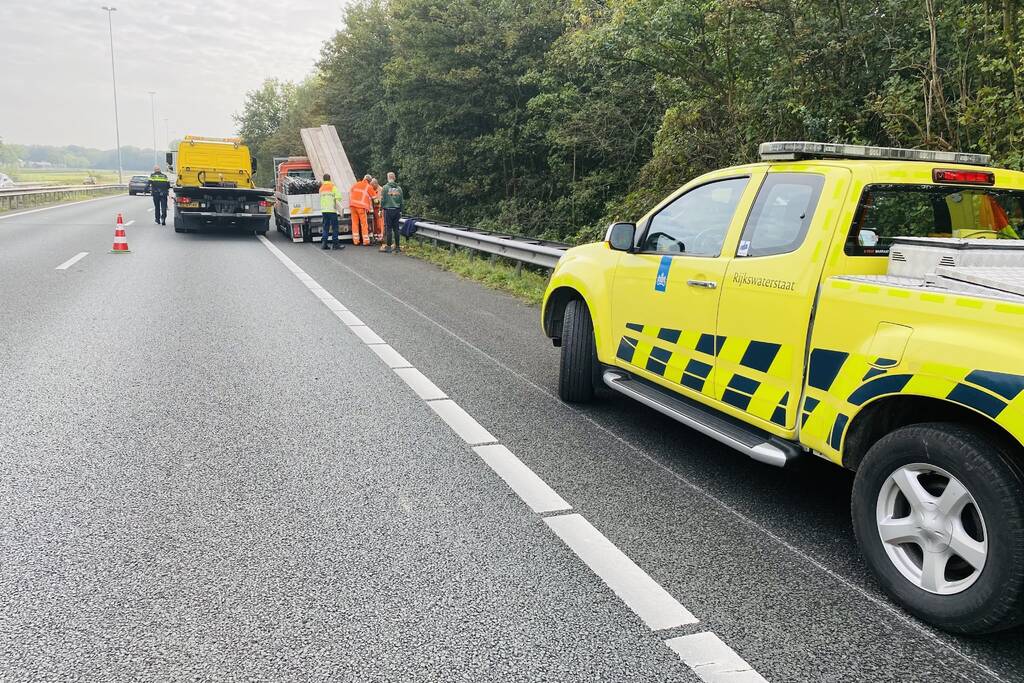Bestelbus verliest twee wielen tijdens het rijden