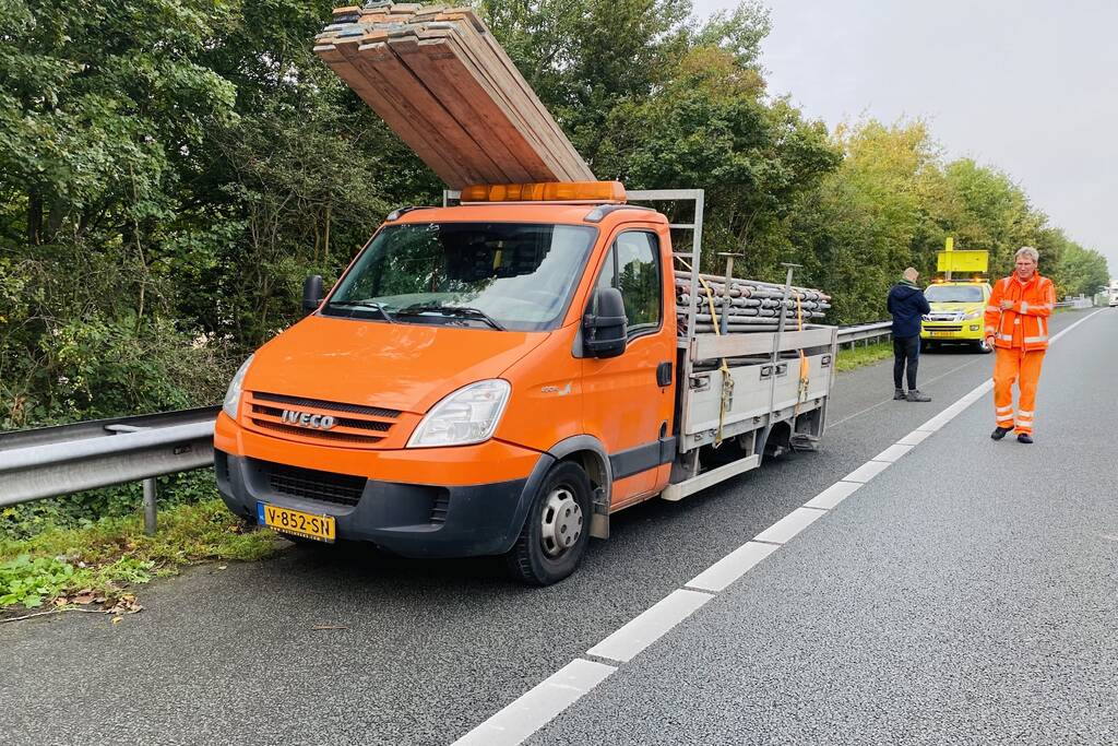 Bestelbus verliest twee wielen tijdens het rijden