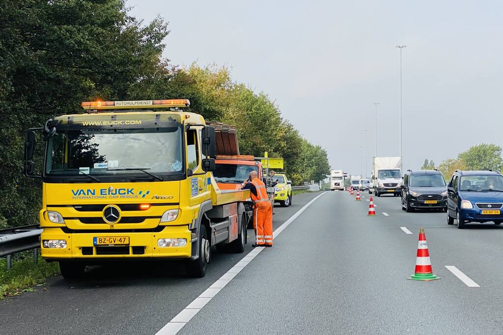Bestelbus verliest twee wielen tijdens het rijden